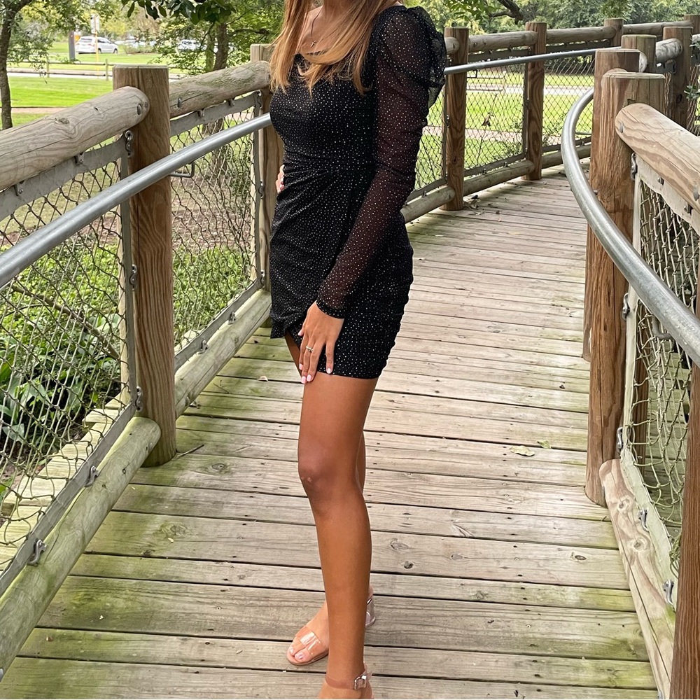 Hi! Selling this super cute black sparkly dress!